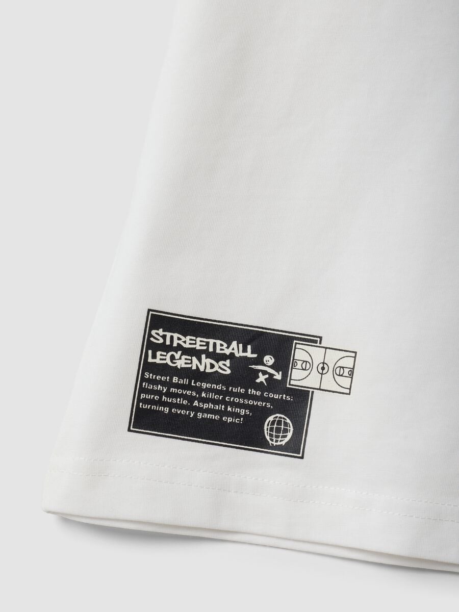 White oversized pure cotton T-shirt with graphic print for boys_2