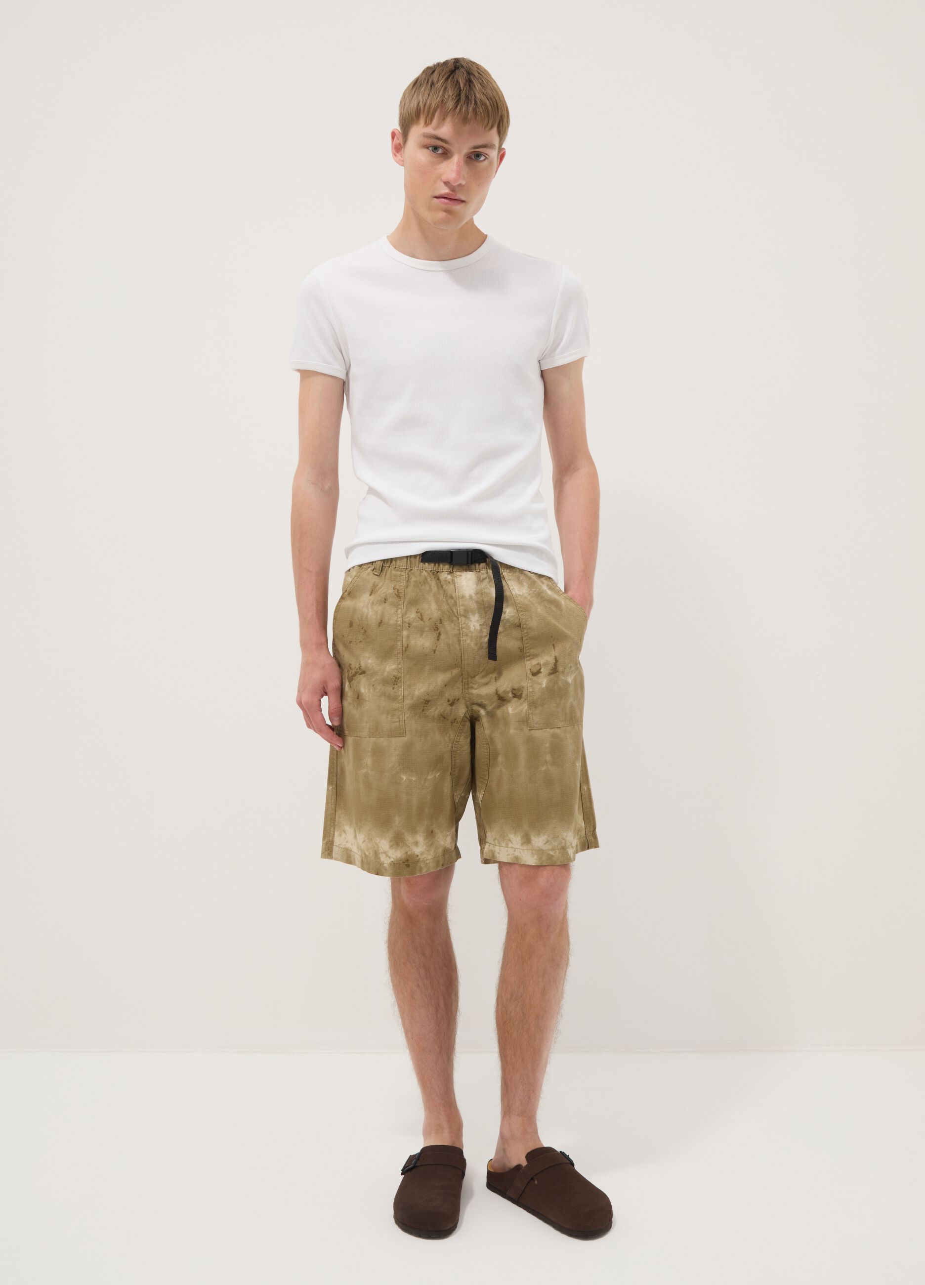 Bermudas bege baggy em algod&atilde;o puro