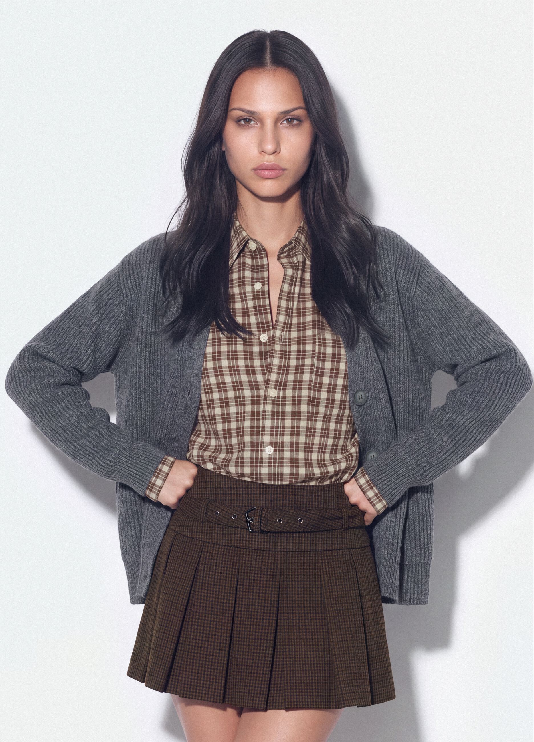 Graue Strickjacke aus elastischer Wolle mit tiefem V-Ausschnitt, Oversize-Fit