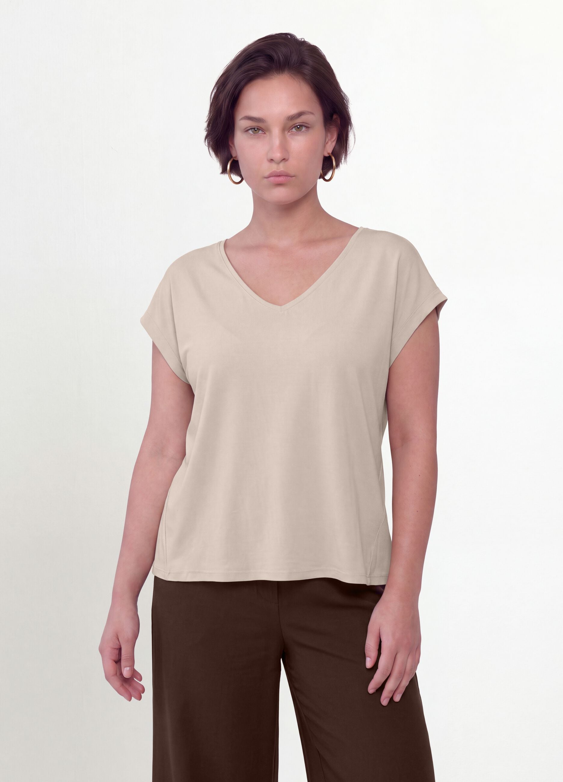 T-shirt beige en pure viscose &agrave; col V, coupe regular