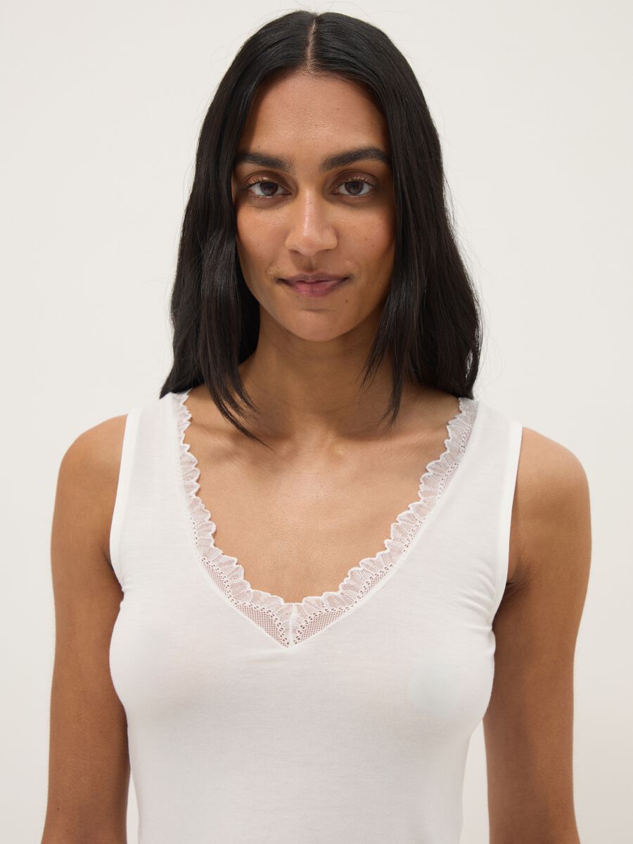 Wei&szlig;e Regular Fit Weste mit Spitze_1