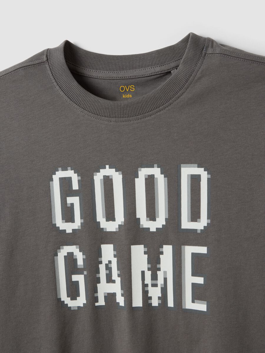 Grey pure organic cotton T-shirt with "Good Game" slogan for boys_1