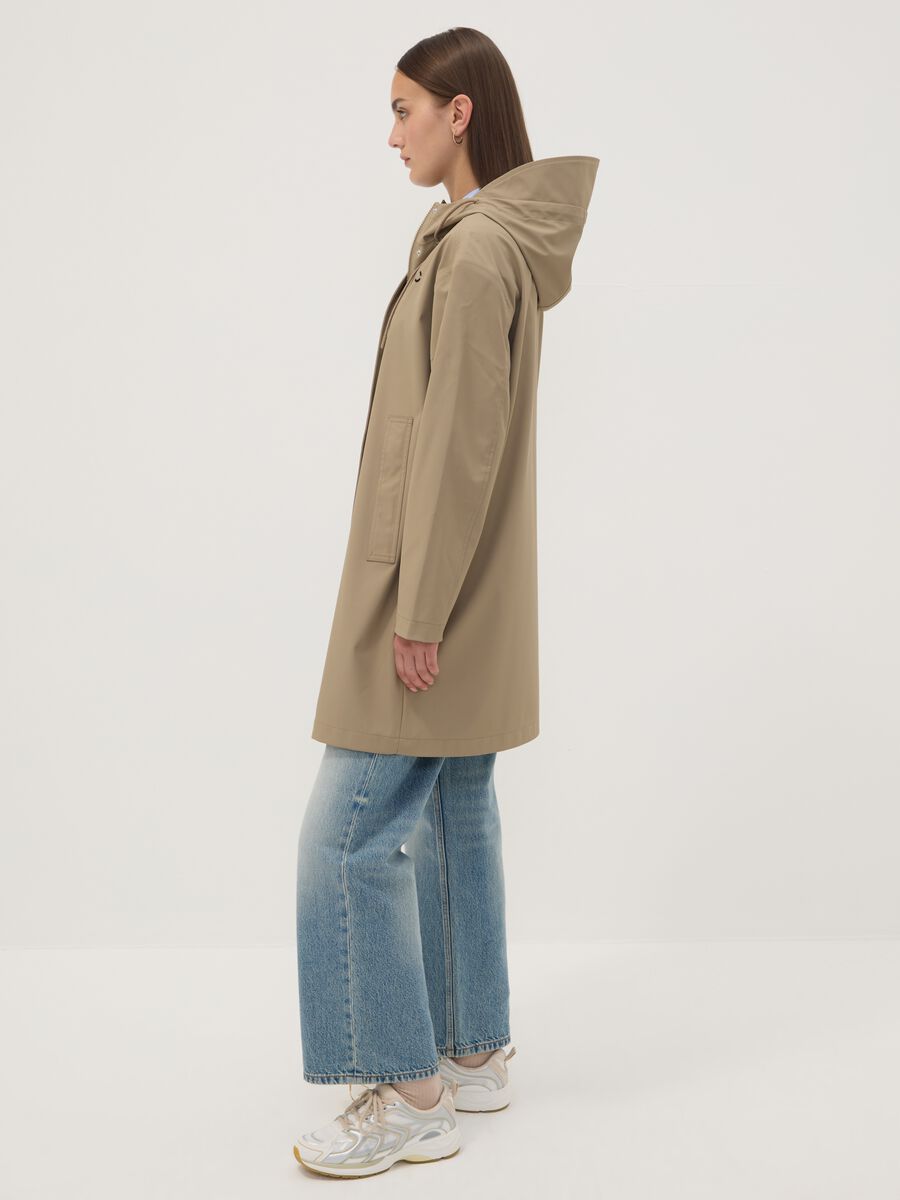 Lange beige Jacke mit Kapuze und Rei&szlig;verschluss_0