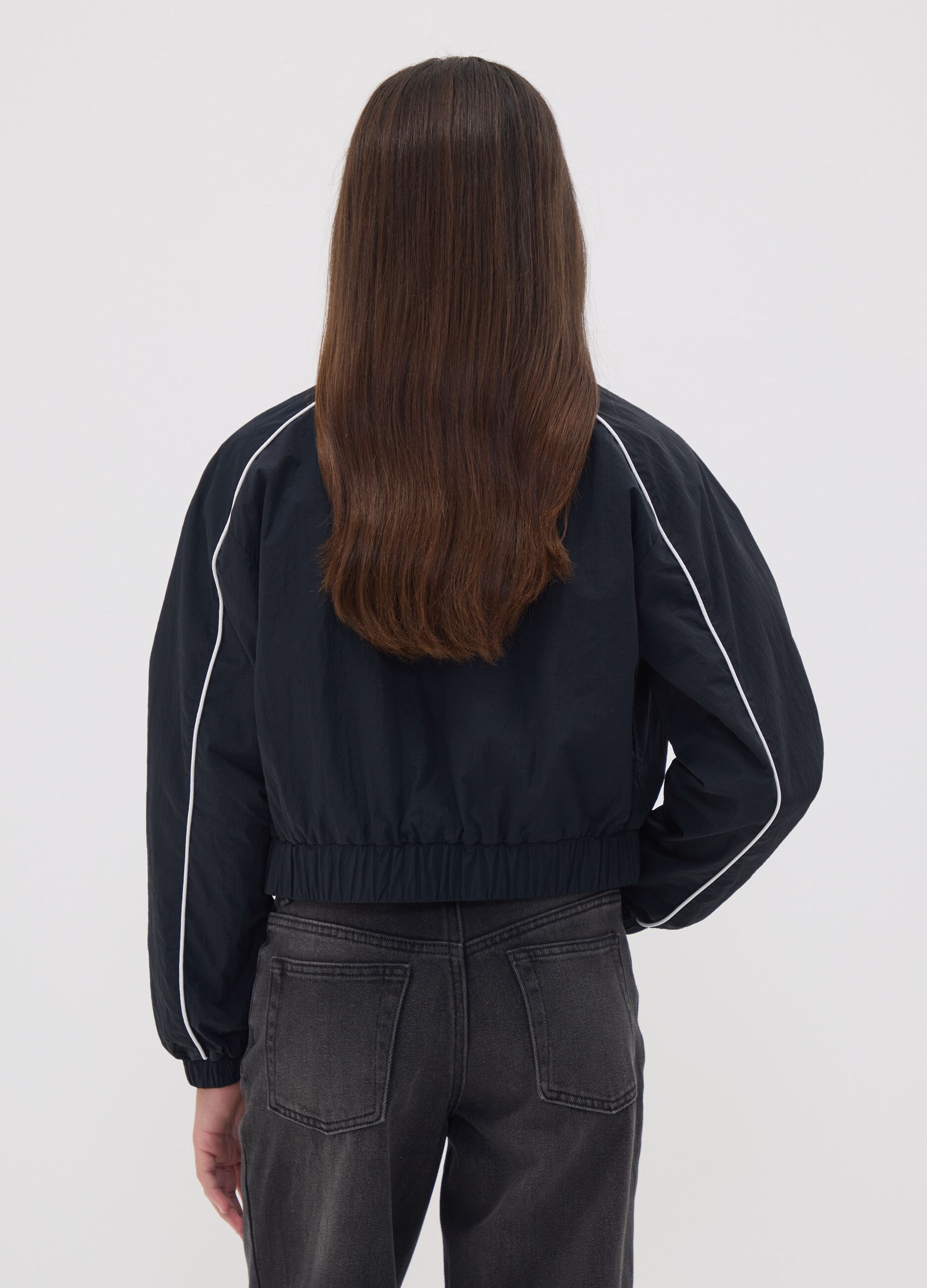 Schwarze Jacke mit Reissverschluss, Kontrastpaspeln und Stehkragen f&uuml;r M&auml;dchen
