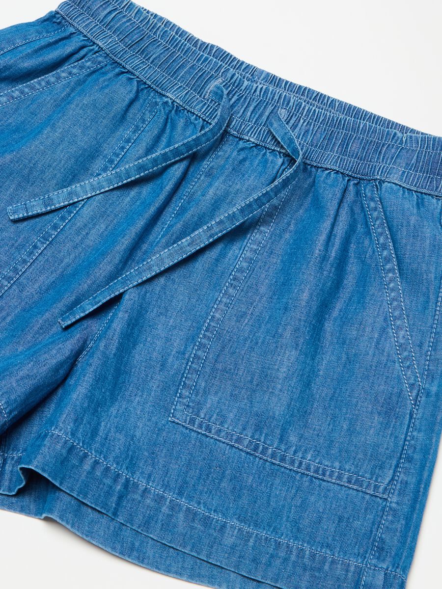 Shorts fluido in denim con coulisse_2