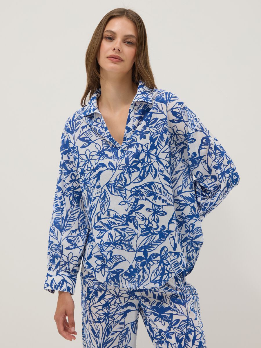 Blue and white organic cotton kaftan with tropical print_2