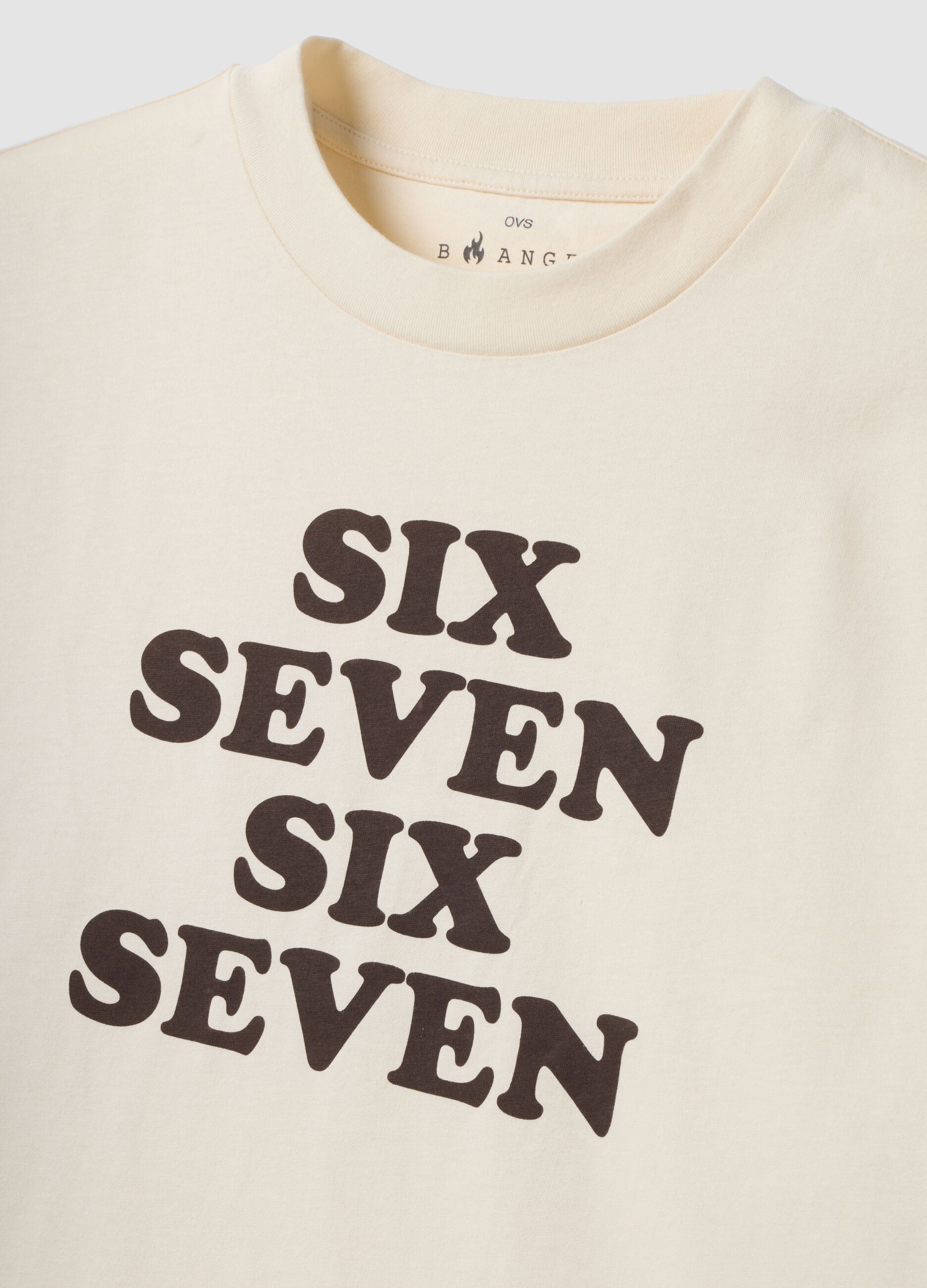T-shirt branca em algod&atilde;o puro com estampado frontal Six Seven, corte boxy