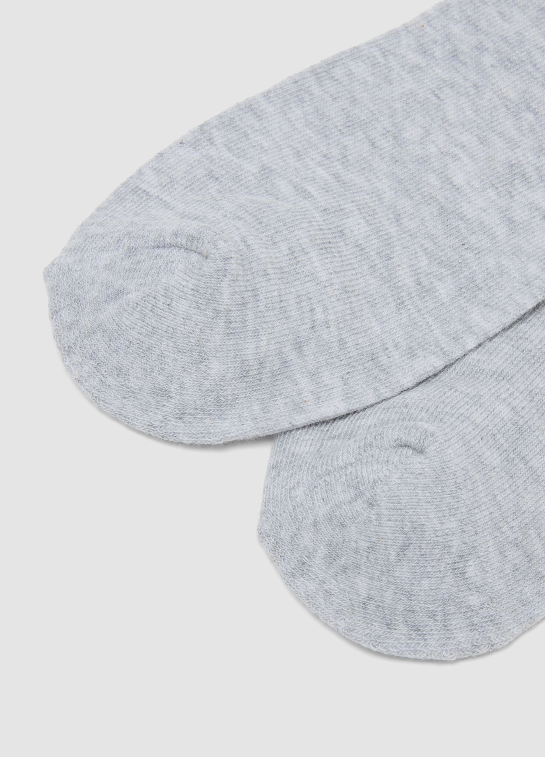 3er-Pack graue Sportsocken in Kn&ouml;chell&auml;nge aus Bio-Baumwolle