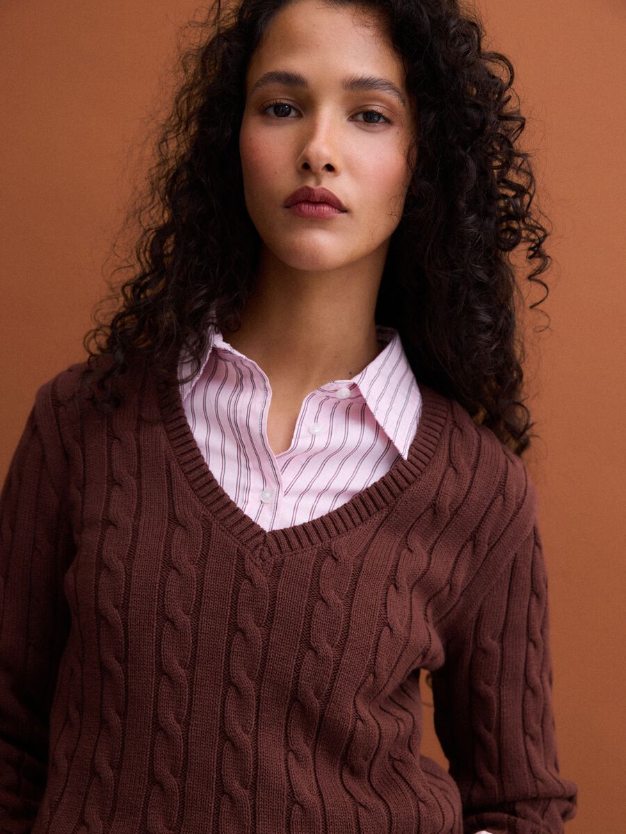 Brown pure cotton cable-knit jumper with deep V-neck_2