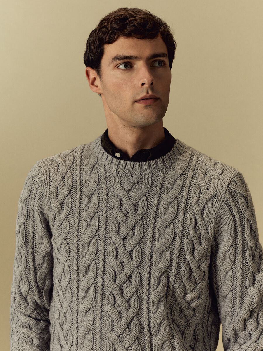 Pullover with cable design_1