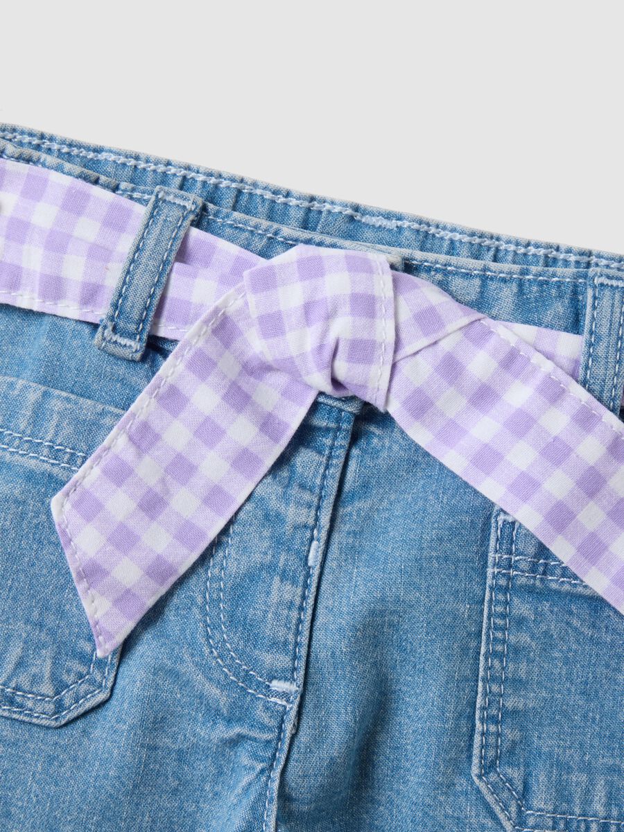 Girls&rsquo; blue denim shorts in stretch cotton with gingham belt_2