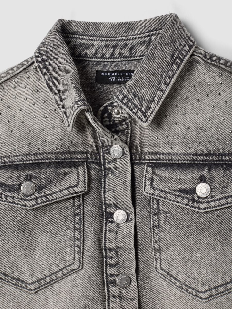 Camicia grigia corta in puro cotone con borchie per ragazza_5