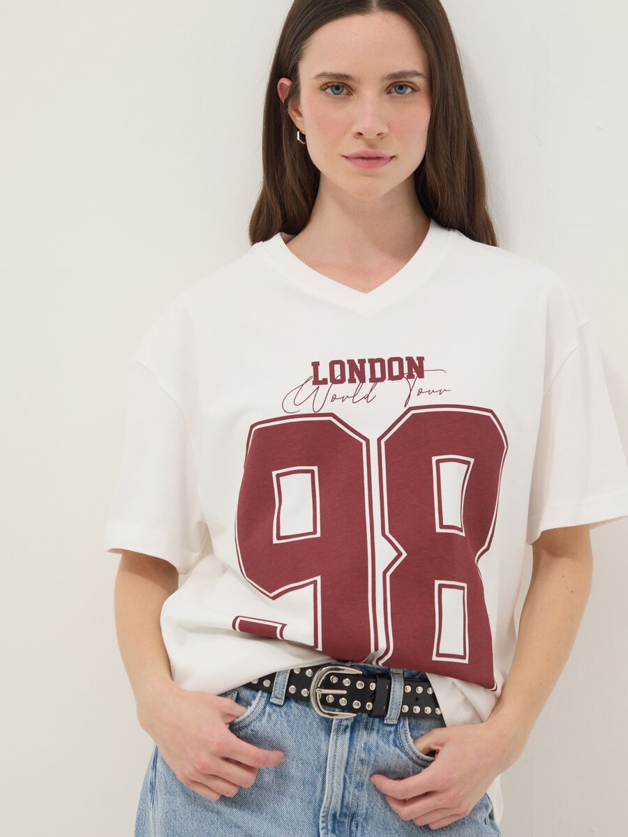 Oversized white pure cotton T-shirt with print and V-neck_0