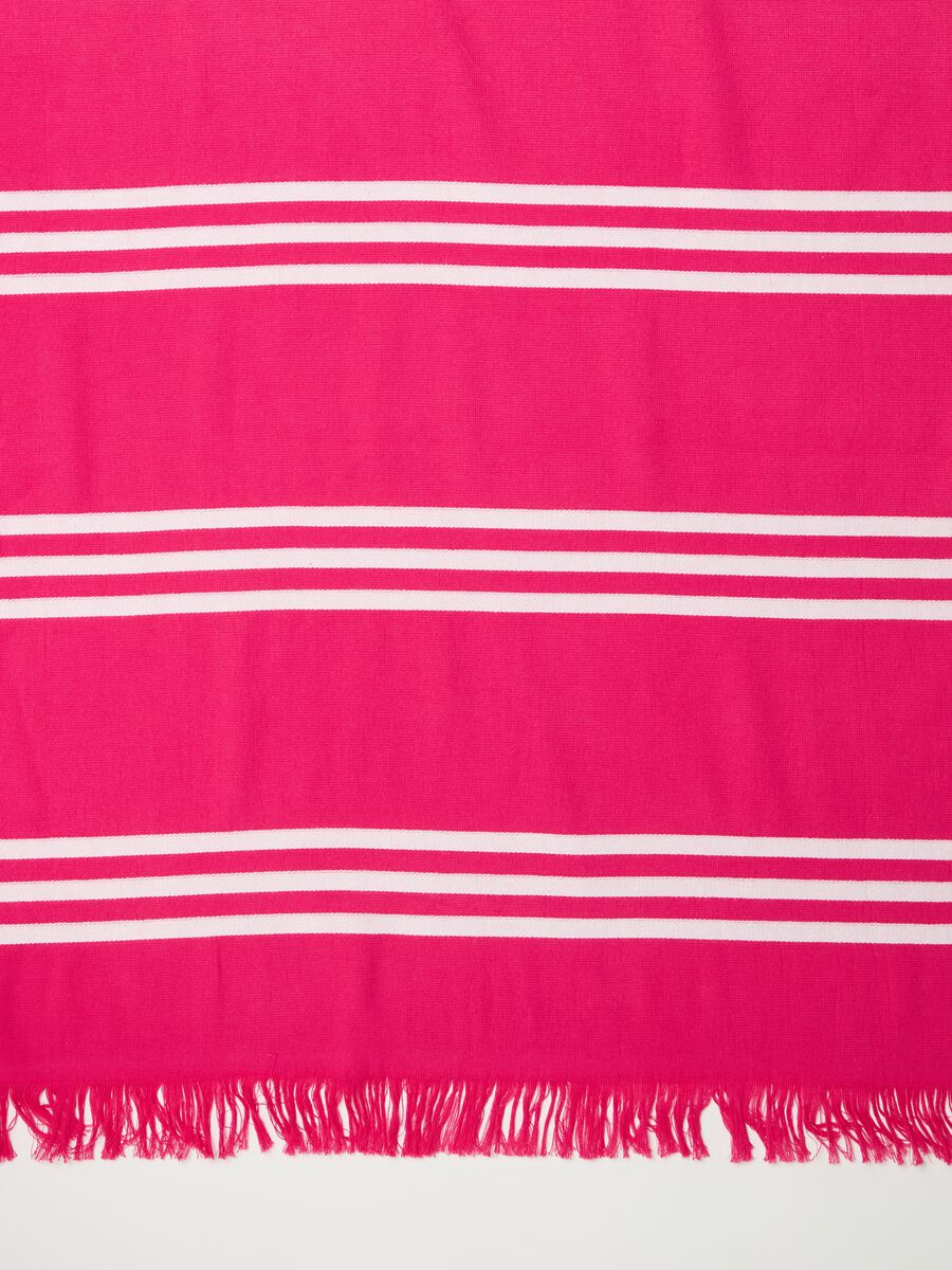 Beach towel with thin stripes and fringing_2