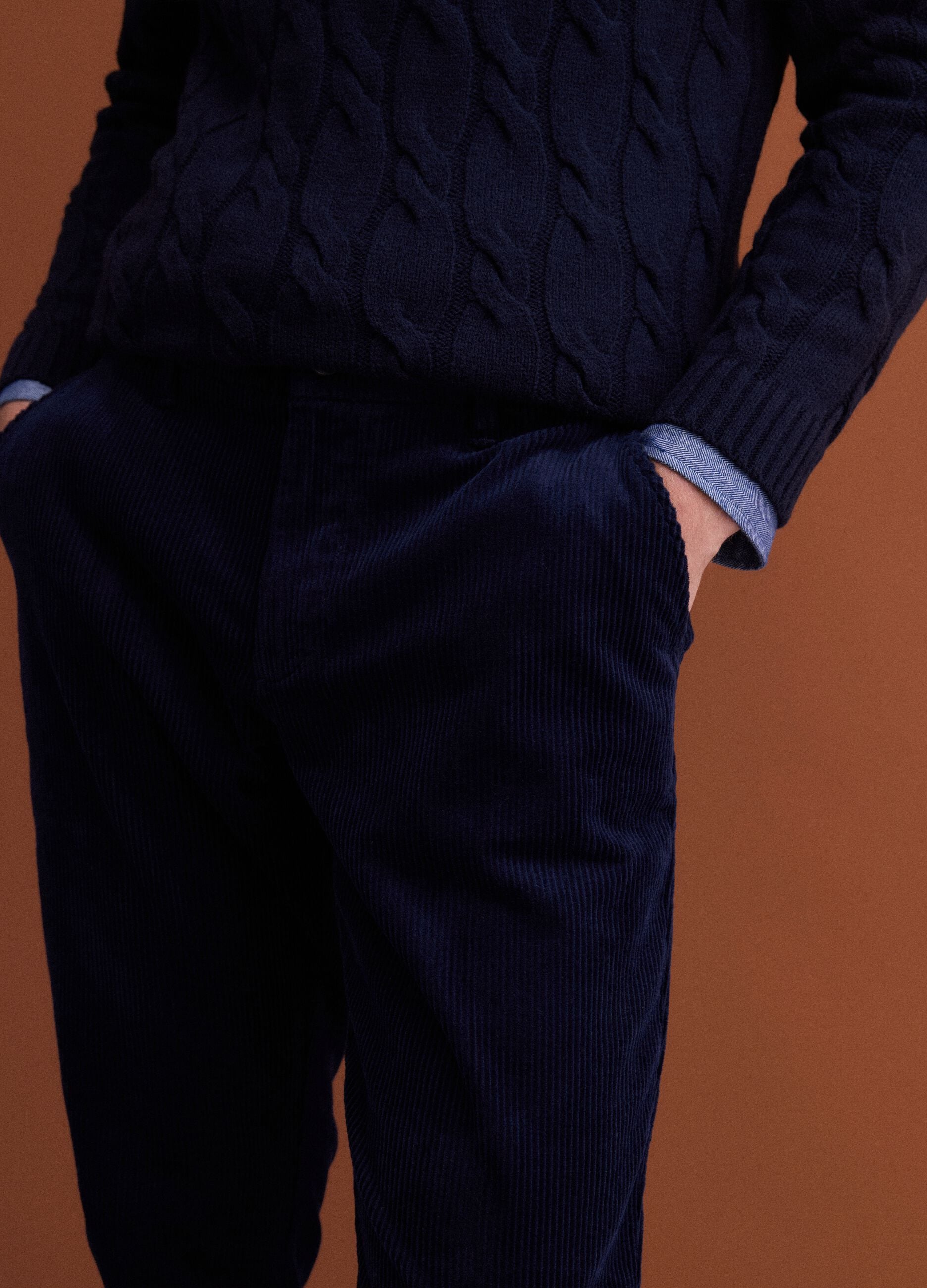 Cal&ccedil;as chino azul-marinho regular fit em bombazina de algod&atilde;o el&aacute;stico