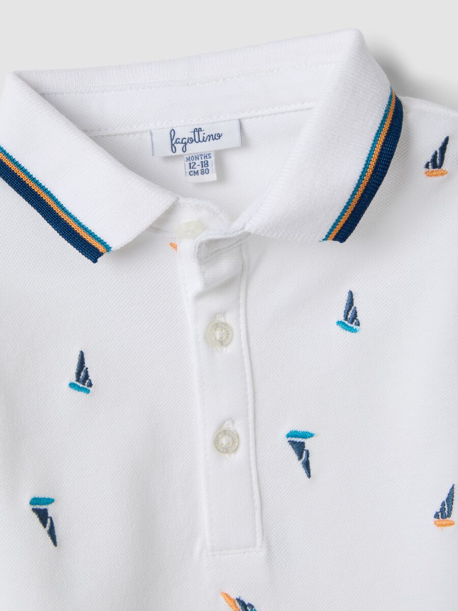 White stretch cotton polo with all-over boat print for boys, regular fit_3