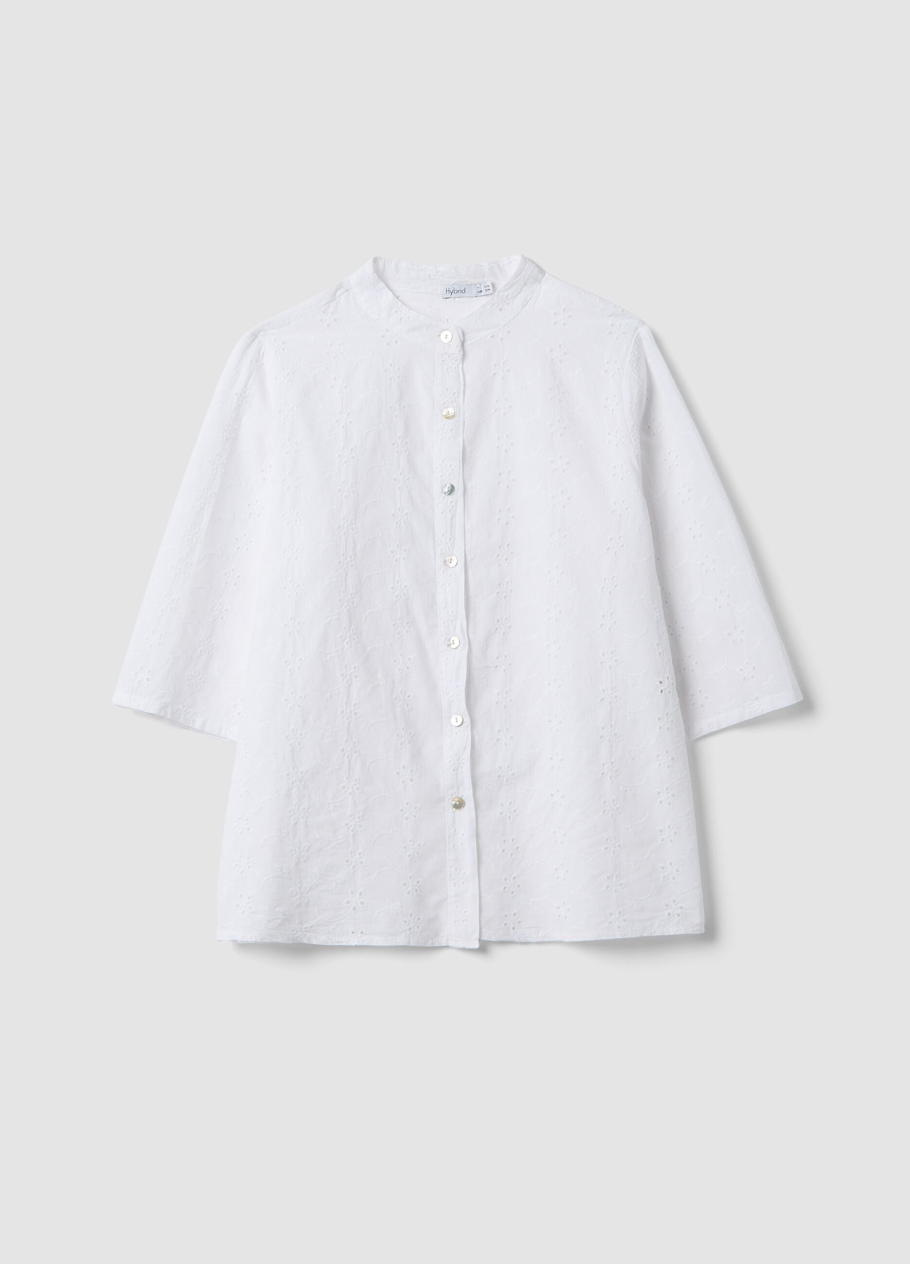 Camisa branca em algod&atilde;o puro com tecido vazado e gola mao, corte regular