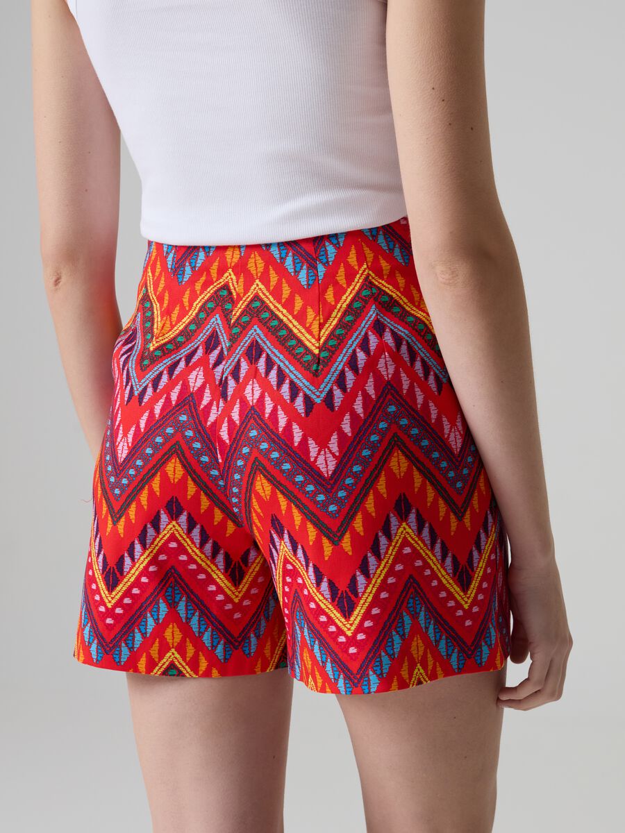 Shorts in multicoloured ethnic print_2