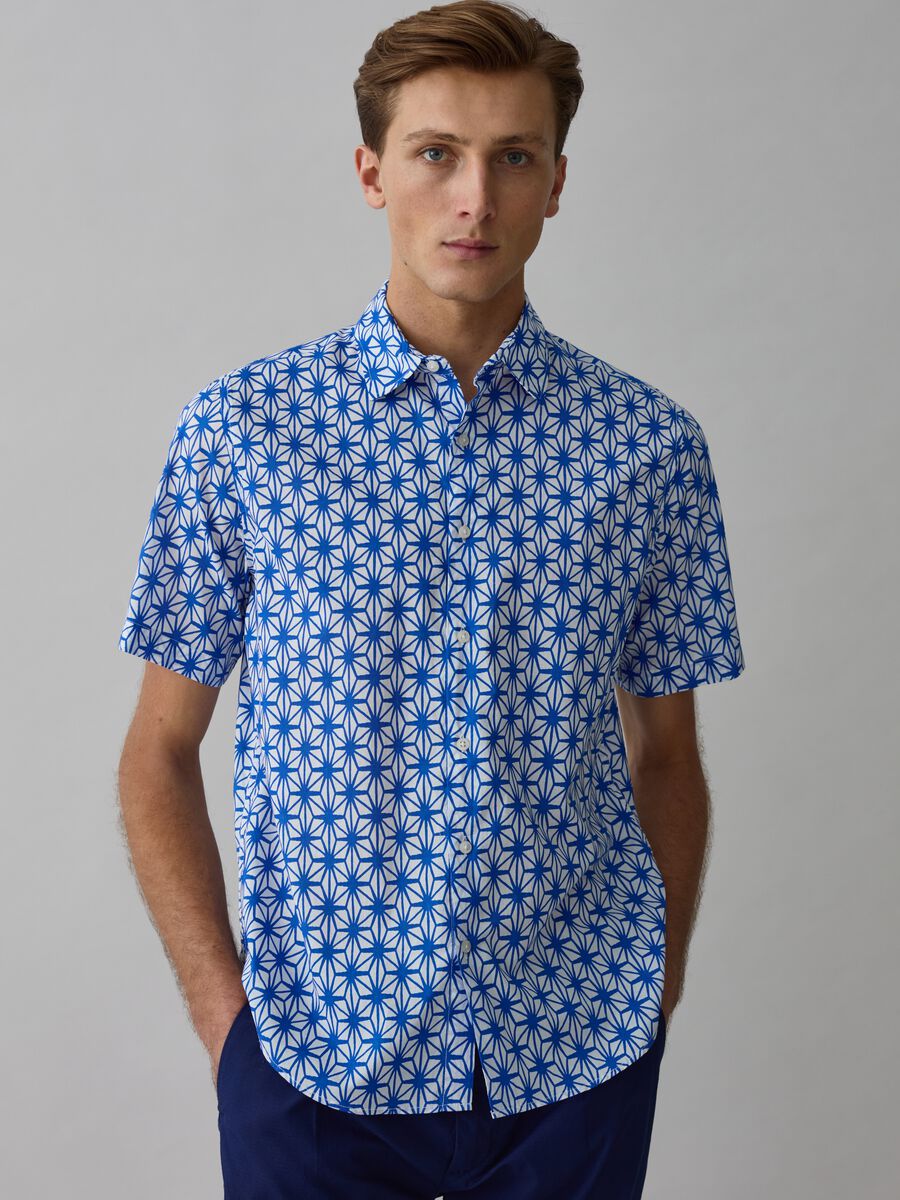 Short-sleeved shirt with geometric print_1