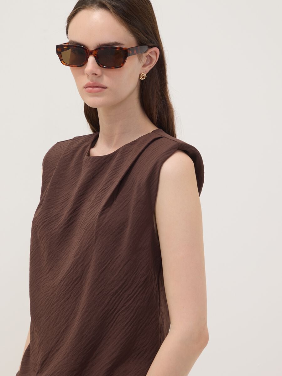 Blusa marrone smanicata con texture pliss&eacute; regular fit_1
