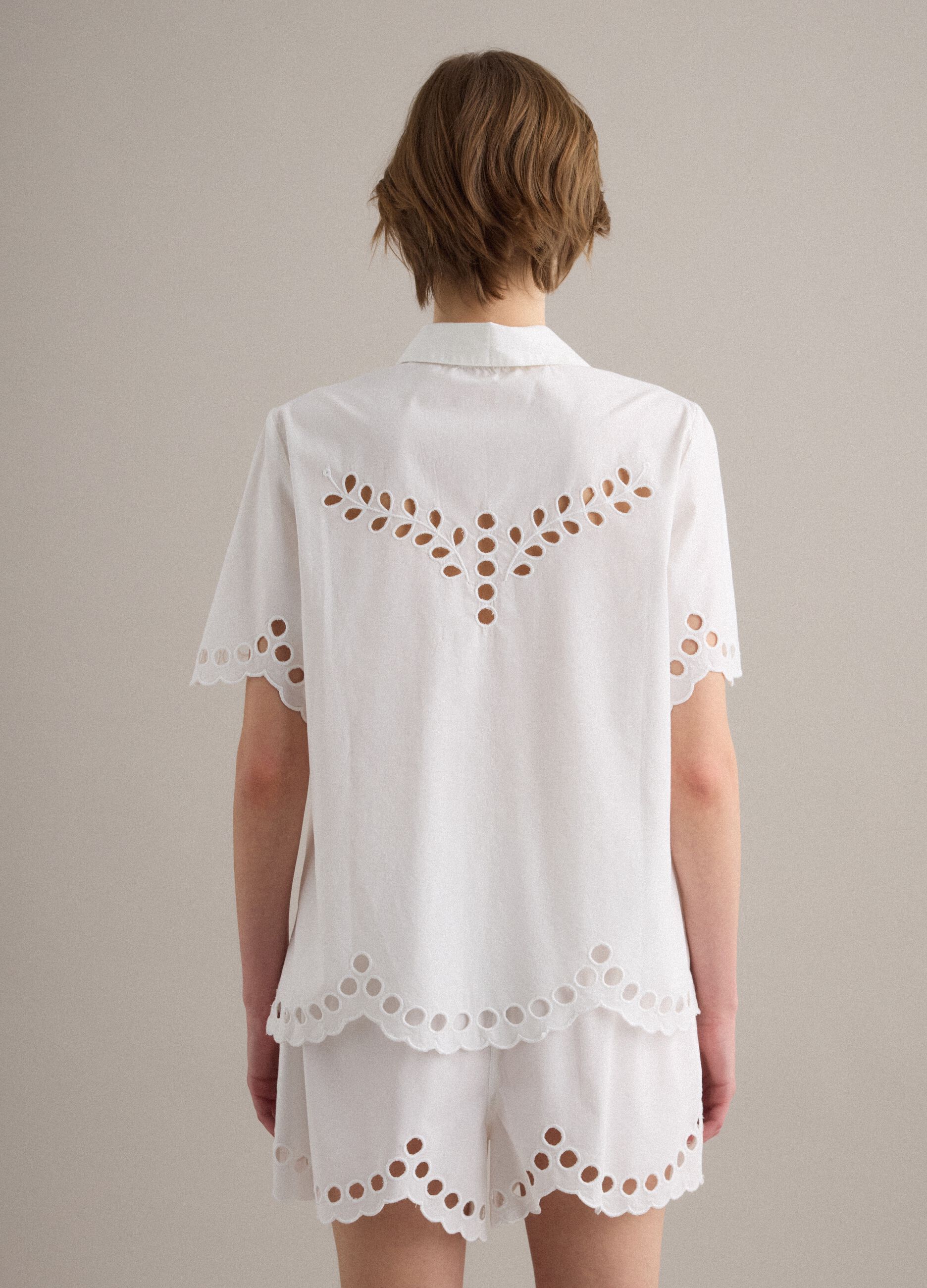Camisa blanca de algod&oacute;n puro con bordados calados