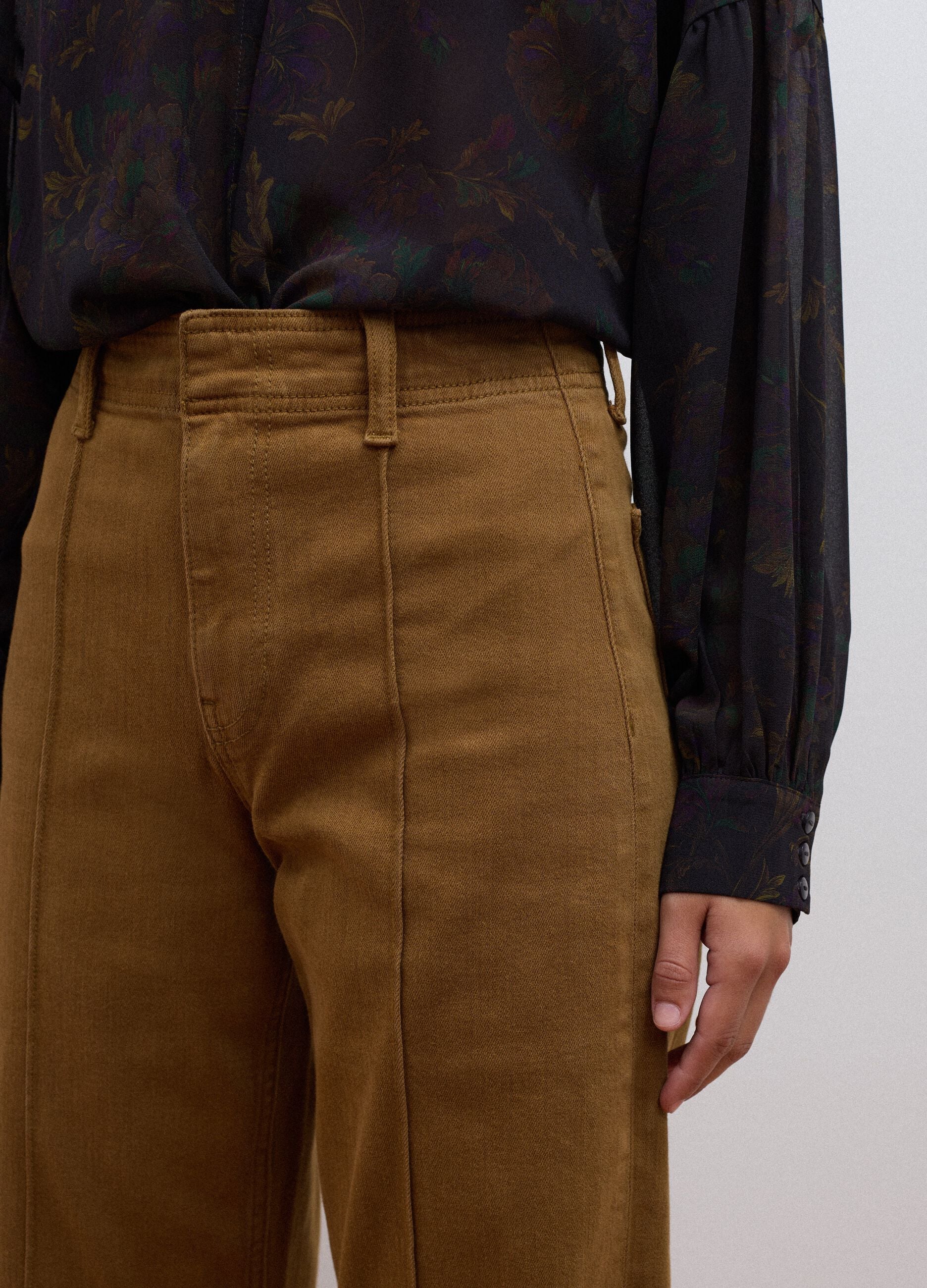Jeans marroni wide leg in twill di cotone elasticizzato