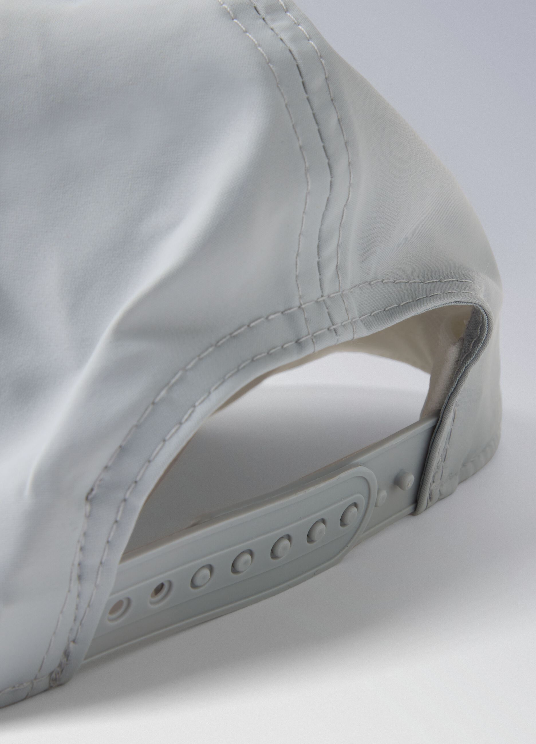 Graues Sportcap ALTAVIA COURT aus elastischem Gewebe mit Schirm