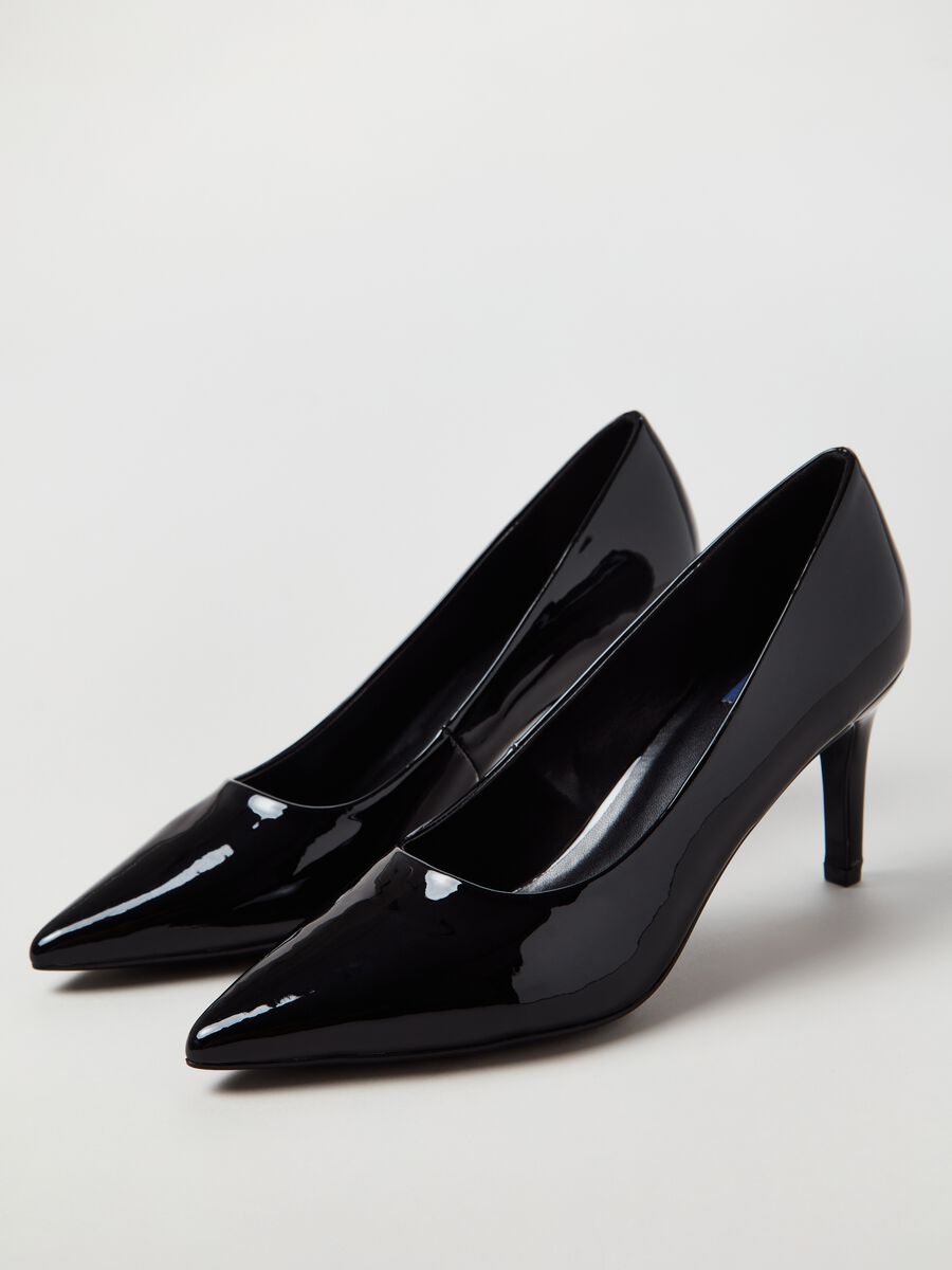 Glossy-effect pointed court shoes_1