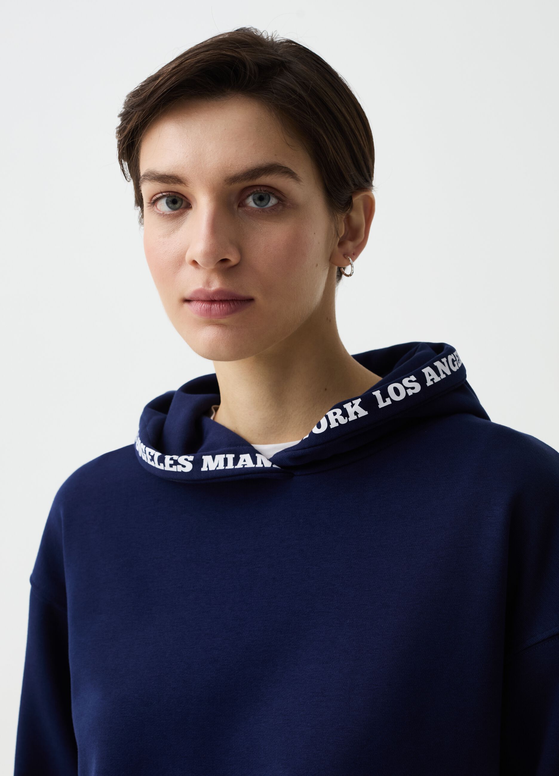Essential sweatshirt with hood and print
