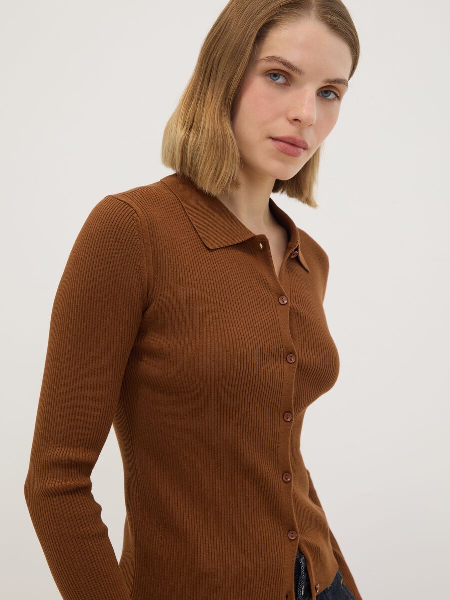 Brown fitted ribbed viscose-blend cardigan with polo collar_1