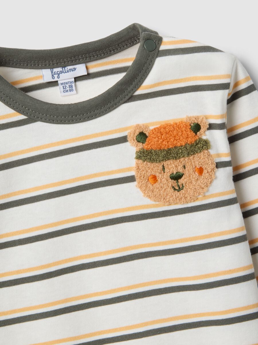 Camiseta blanca de algod&oacute;n puro para ni&ntilde;o con rayas multicolor y bordado de osito_3