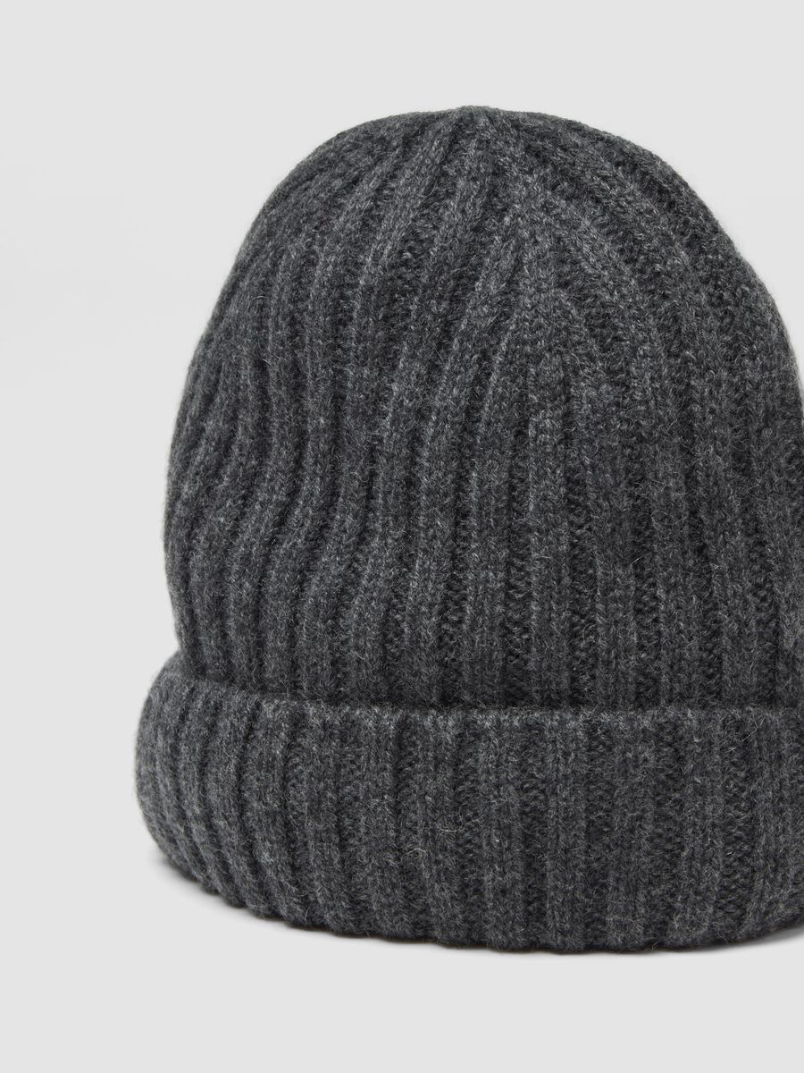Berretto grigio melange in puro cashmere a coste_2