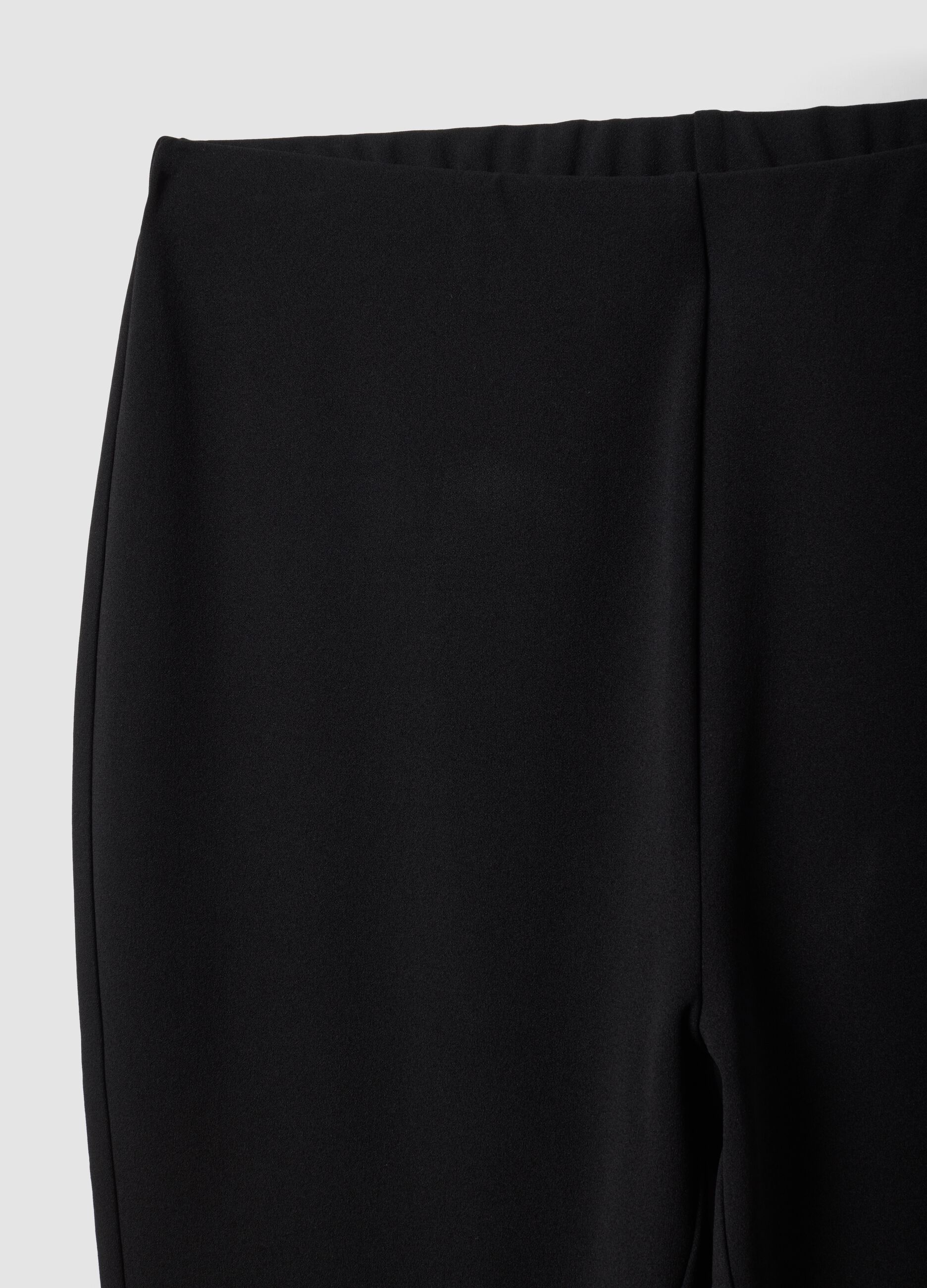 Schwarze Flared-Leggings aus Stretchmaterial