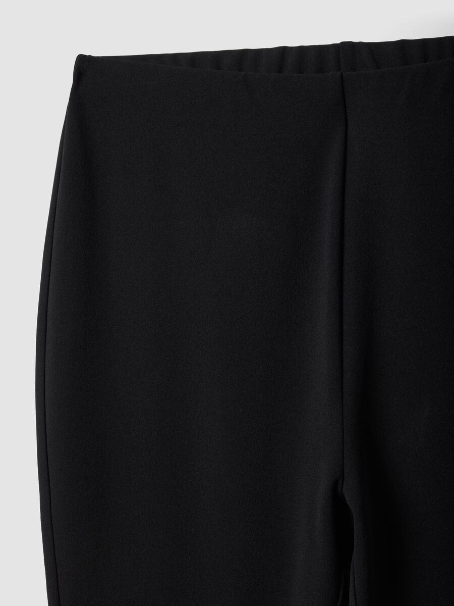 Schwarze Flared-Leggings aus Stretchmaterial_1