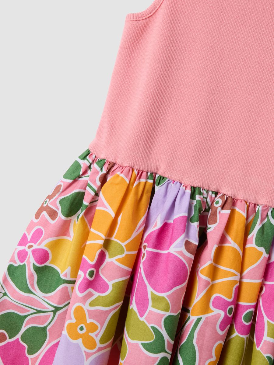 Vestido rosa em algod&atilde;o el&aacute;stico com saia de padr&atilde;o floral_2