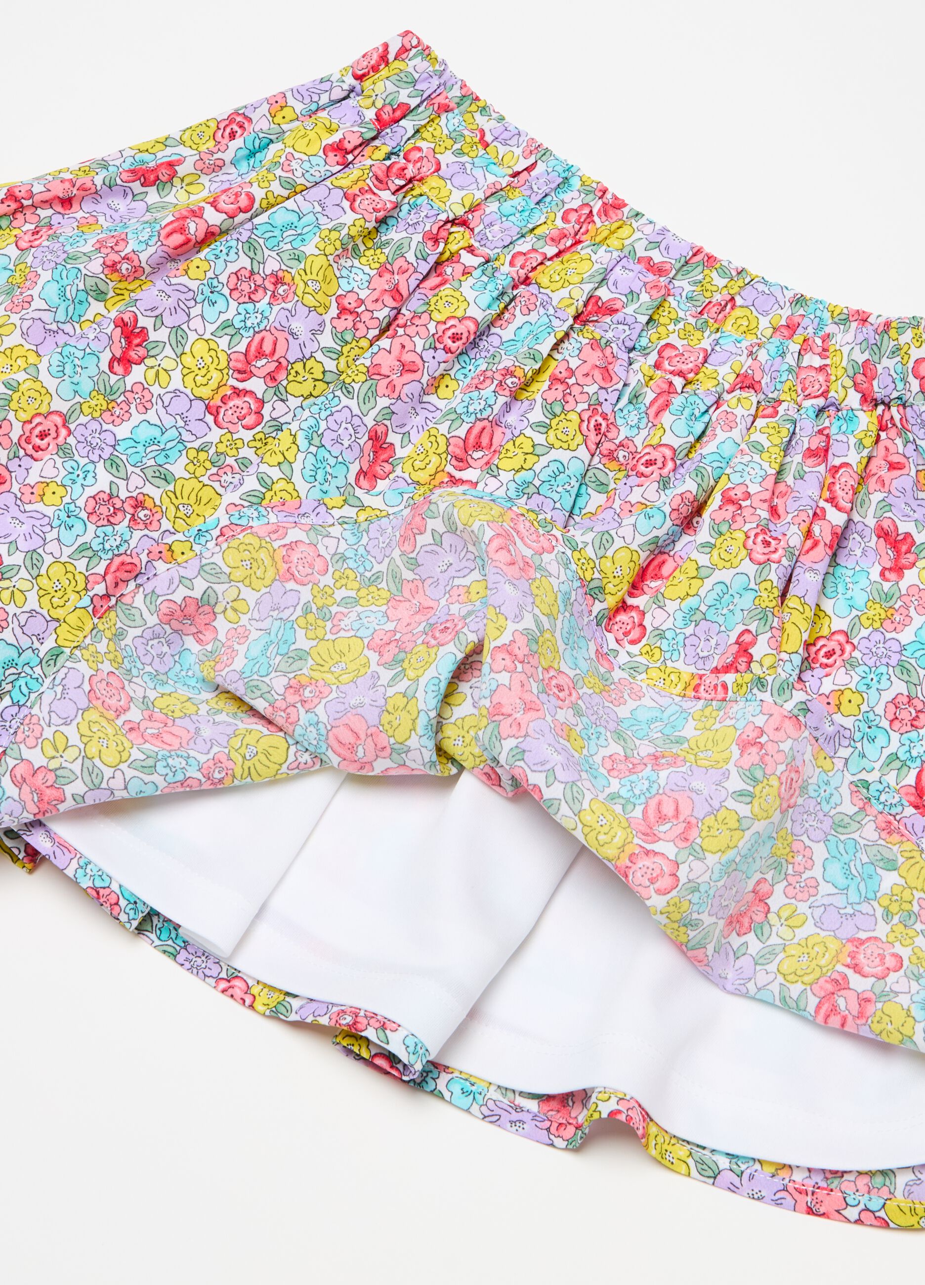 Short skirt with flowers print