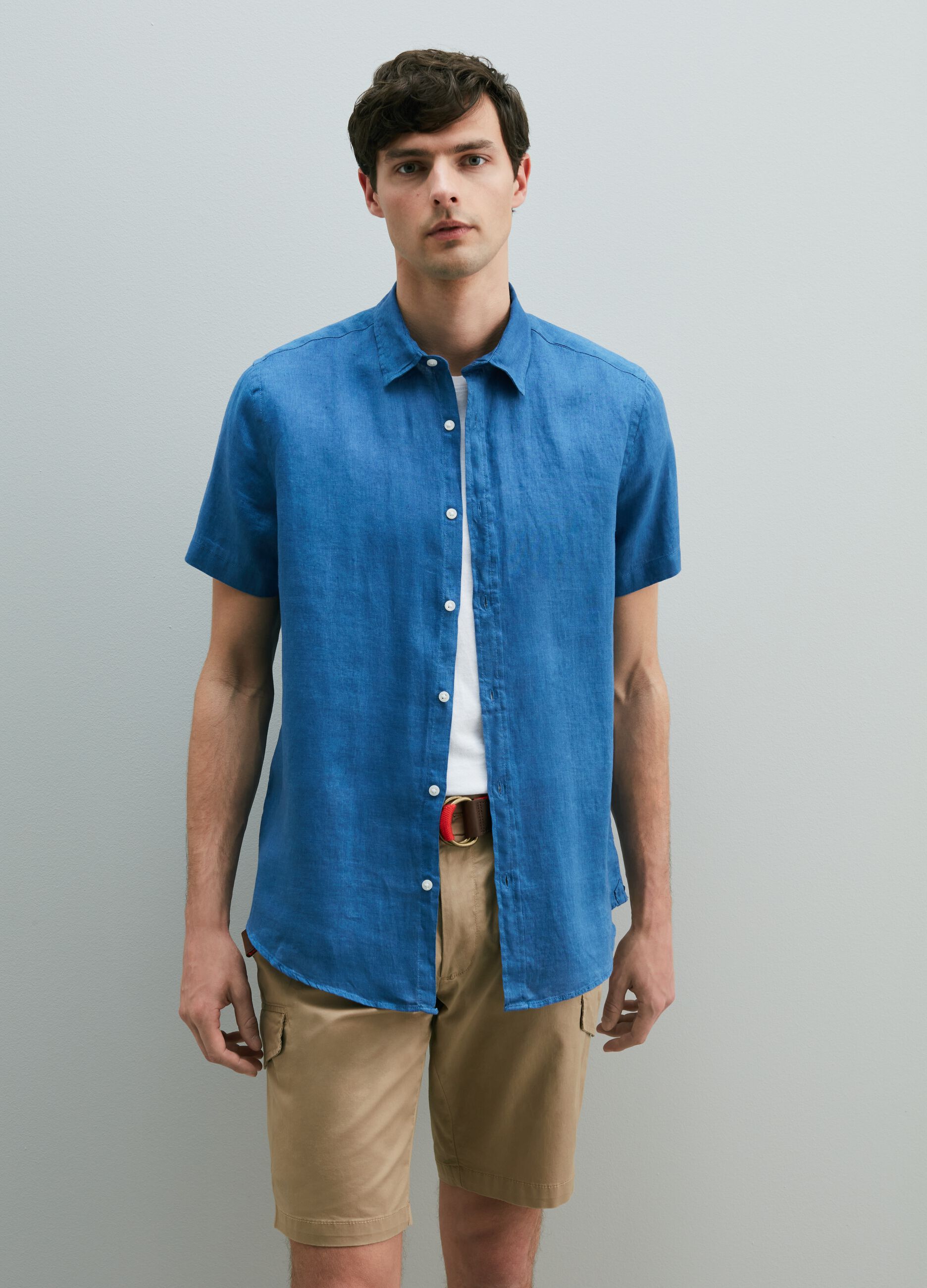 Solid colour linen shirt with short sleeves