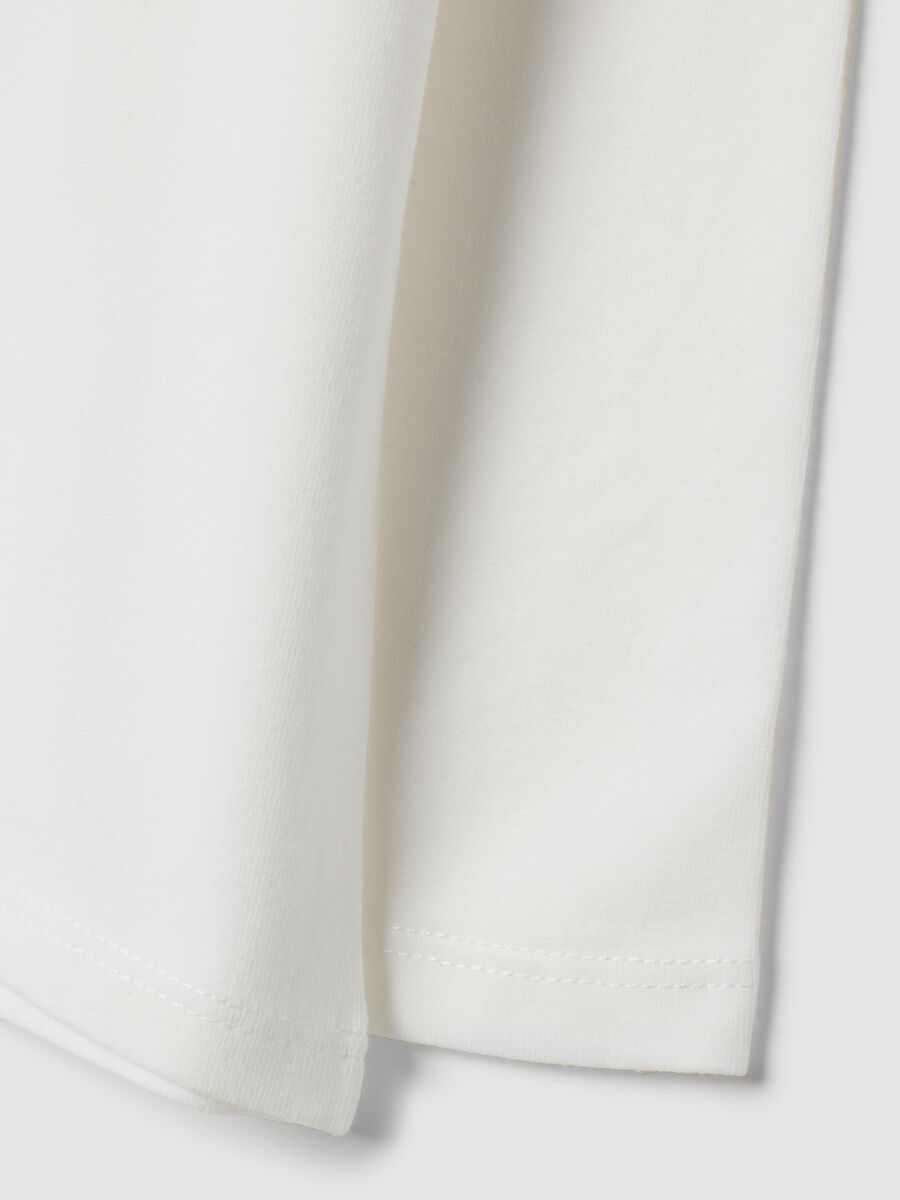 Maglia bianca in cotone organico elasticizzato con girocollo_3