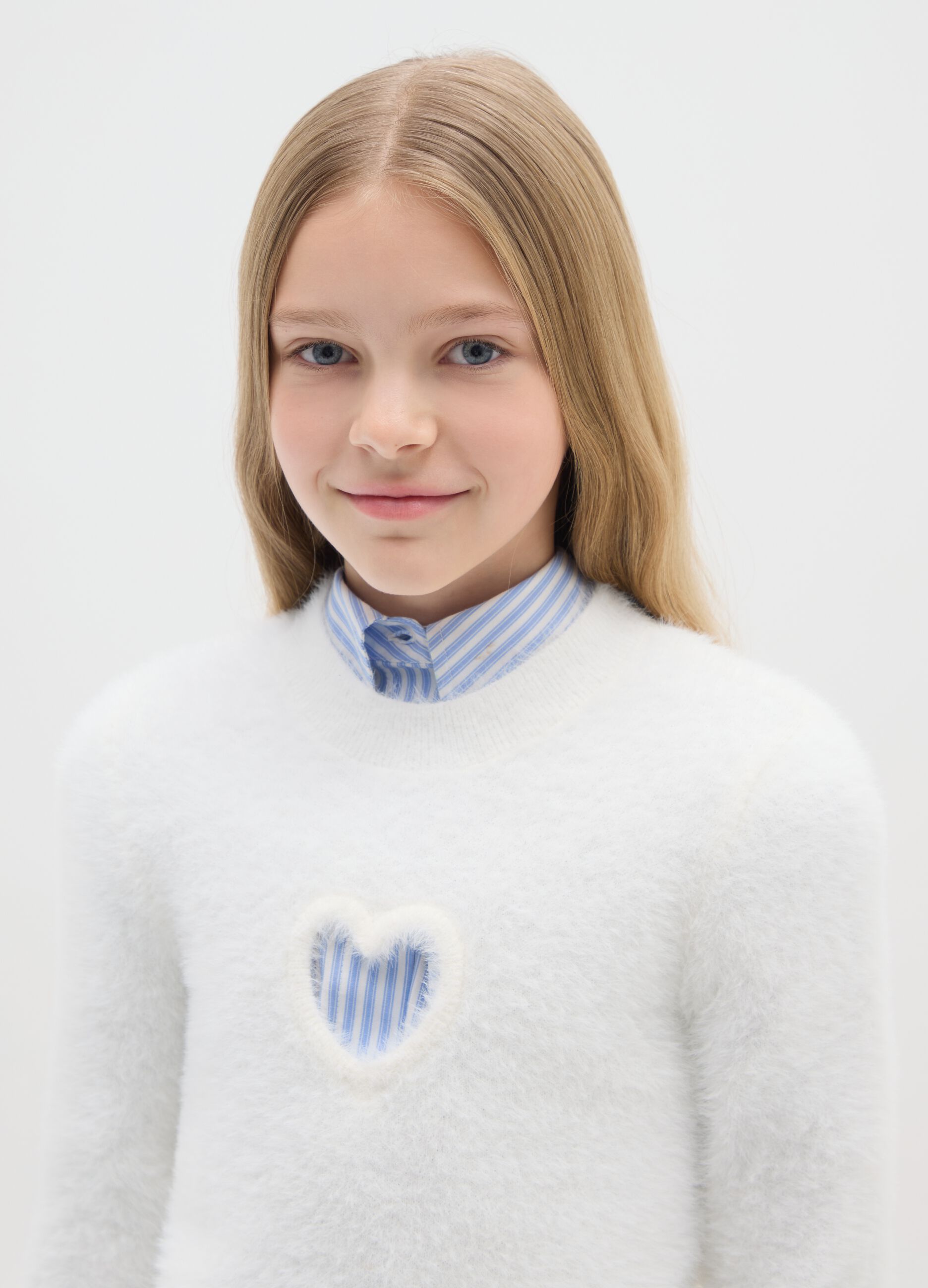 Girls' white sweater fitted with perforated heart