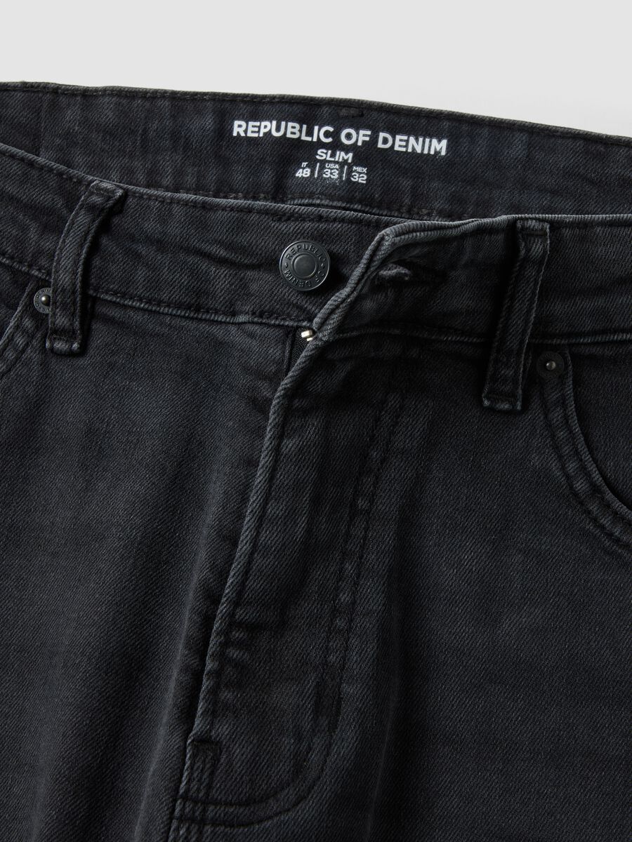 Schwarze Slim-Fit-Jeans aus Stretch-Baumwoll-Denim_1
