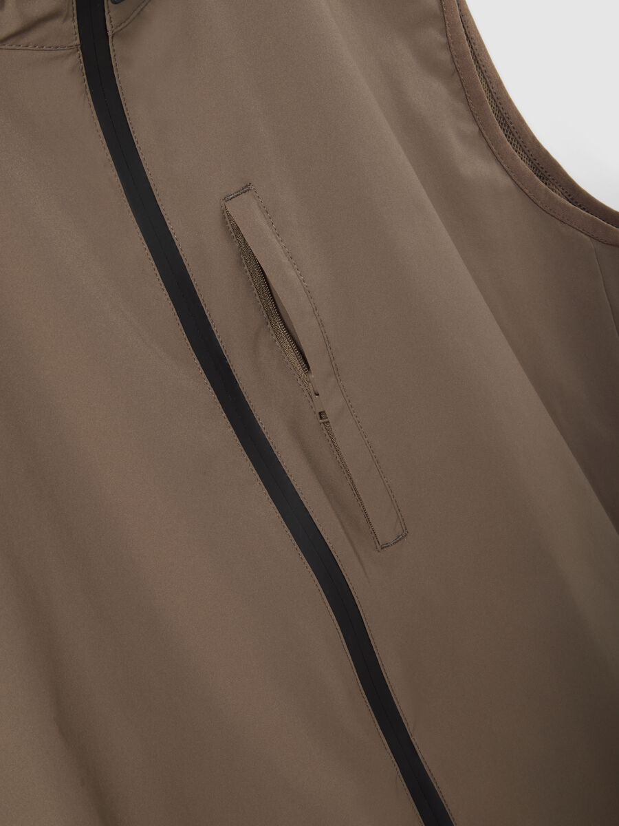 Ultra-light brown regular fit gilet with full zip_5