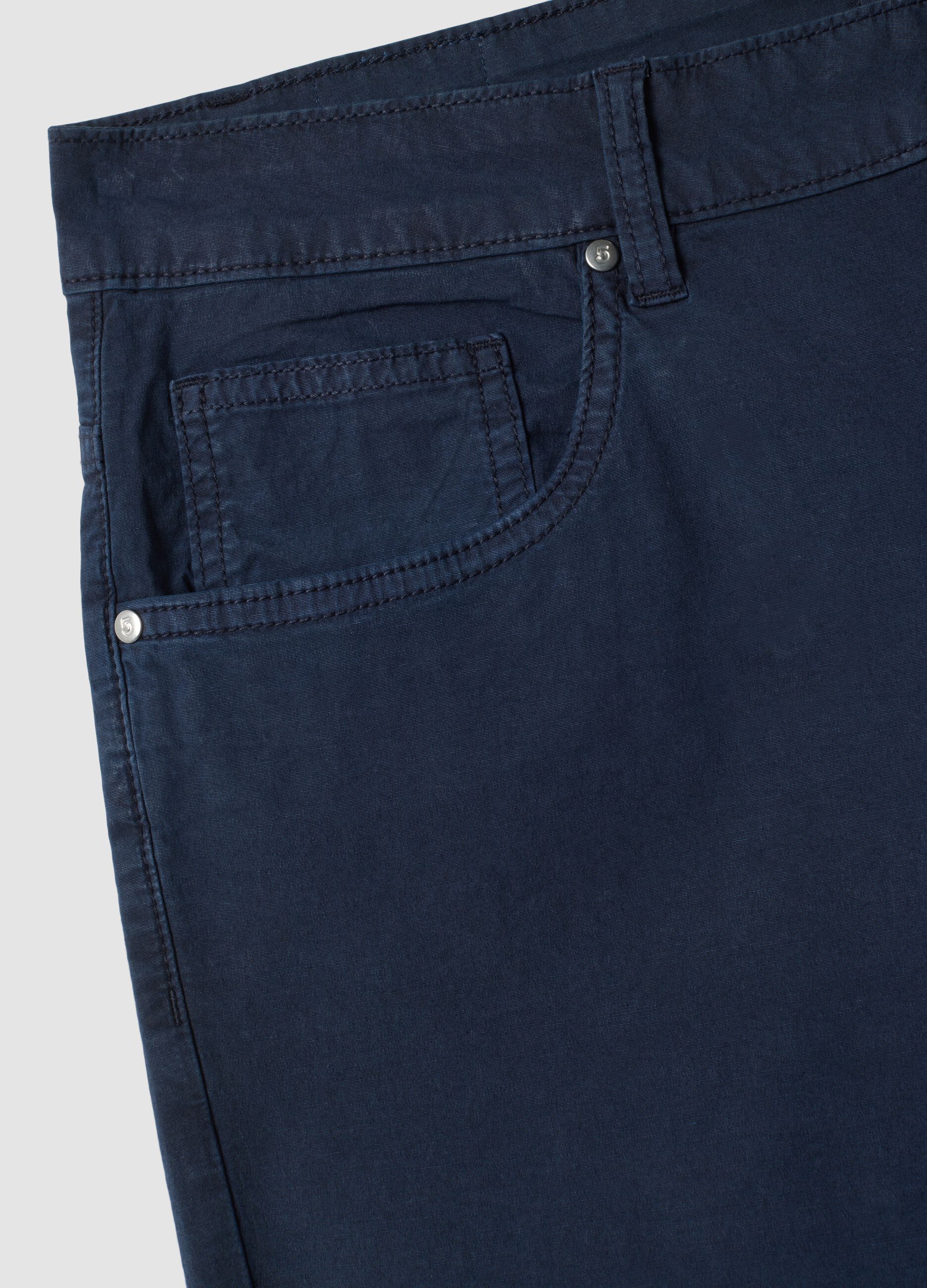 Bermudas azuis em algod&atilde;o el&aacute;stico com cinco bolsos