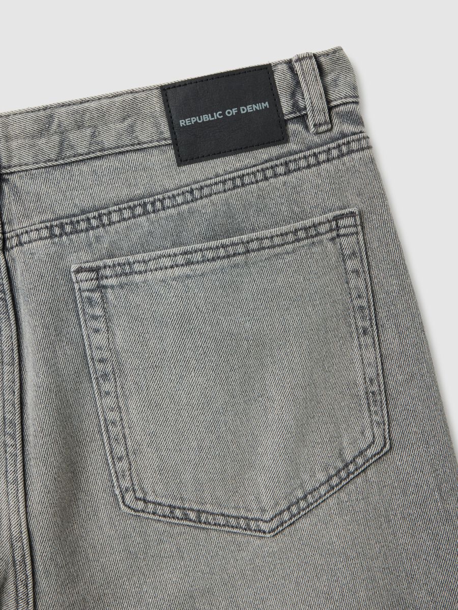 Grey denim cotton blend carrot fit jeans_6
