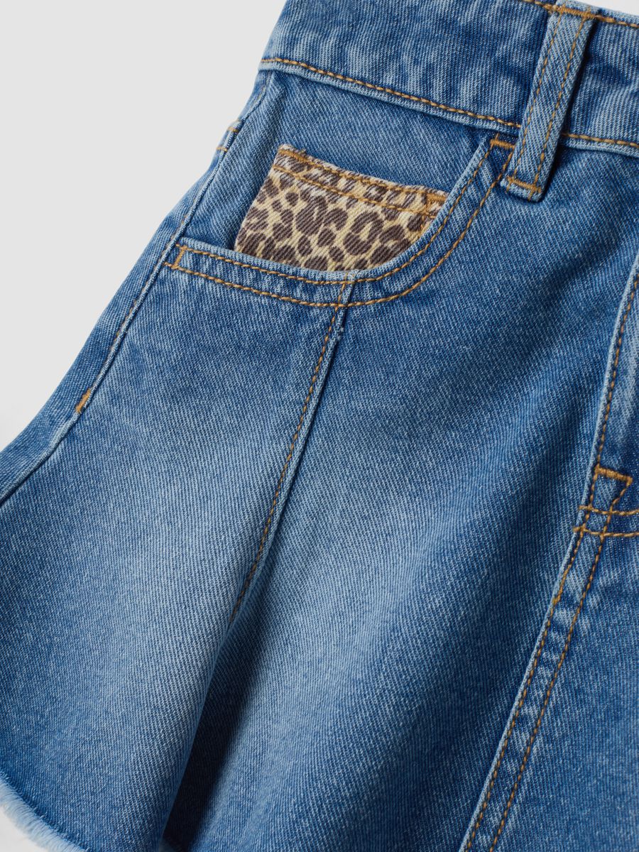 Gonna denim blu in puro cotone con orlo sfrangiato_2