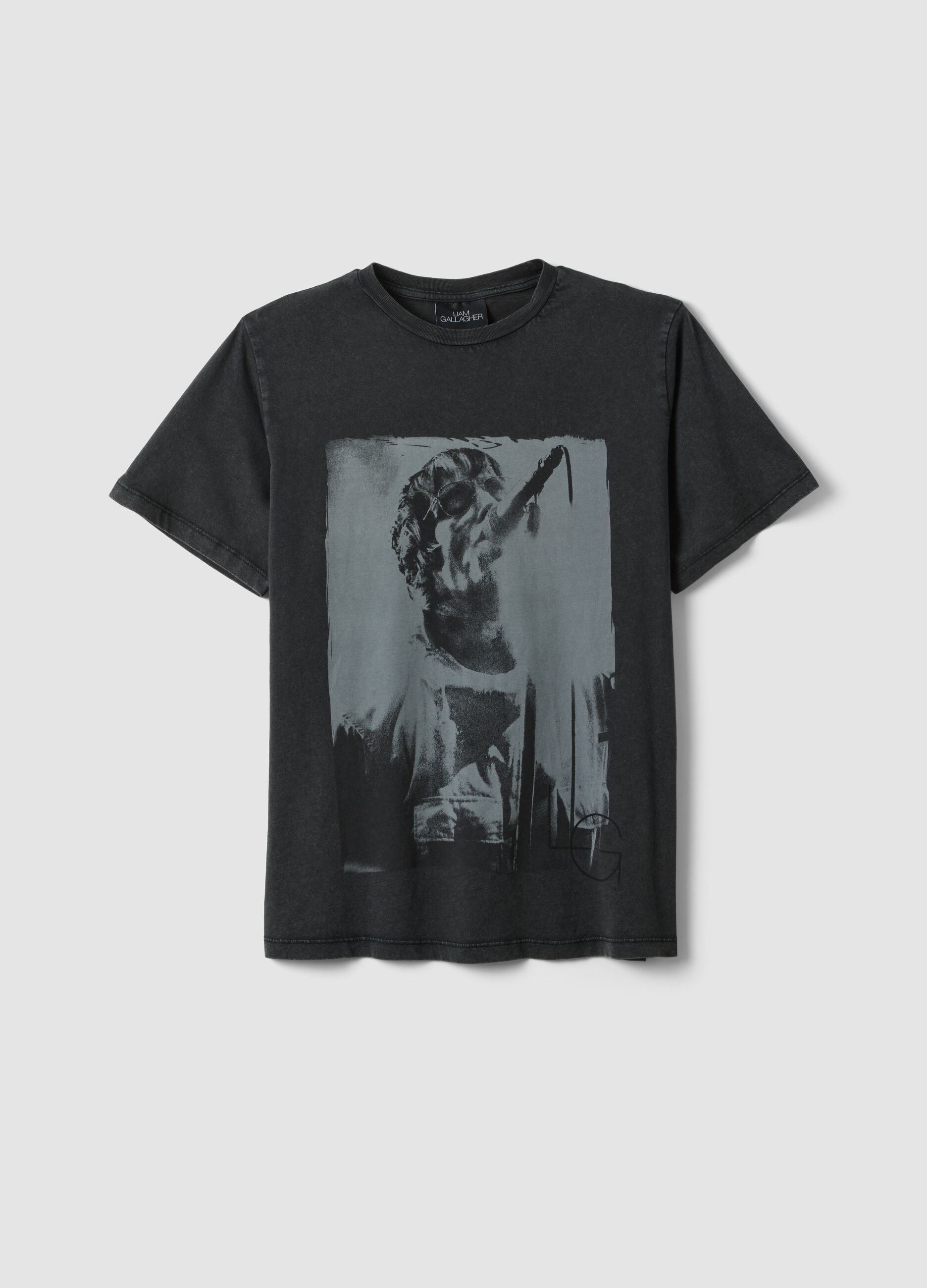 Black pure cotton t-shirt with a regular oversized fit