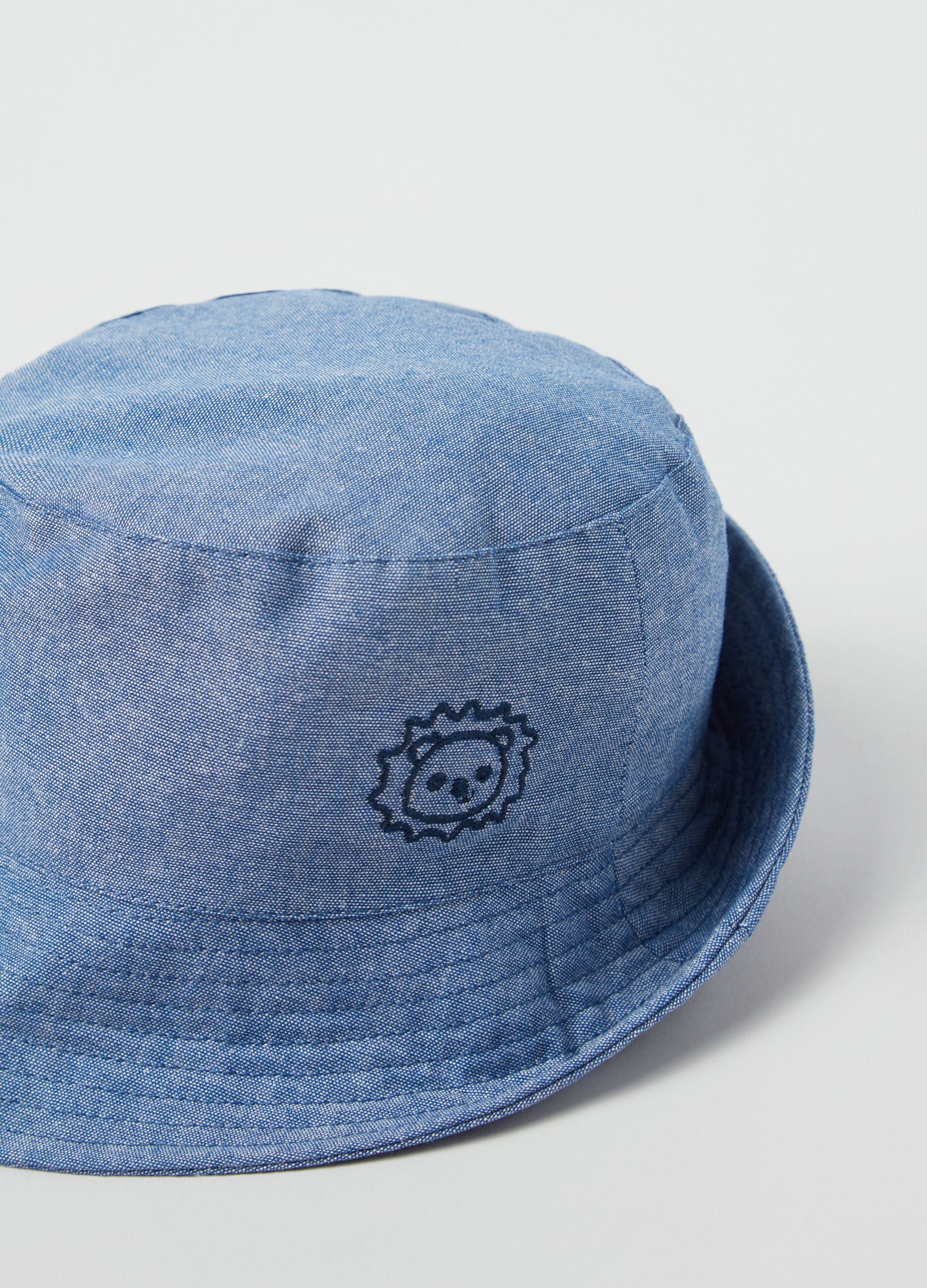 Fishing hat with lion embroidery