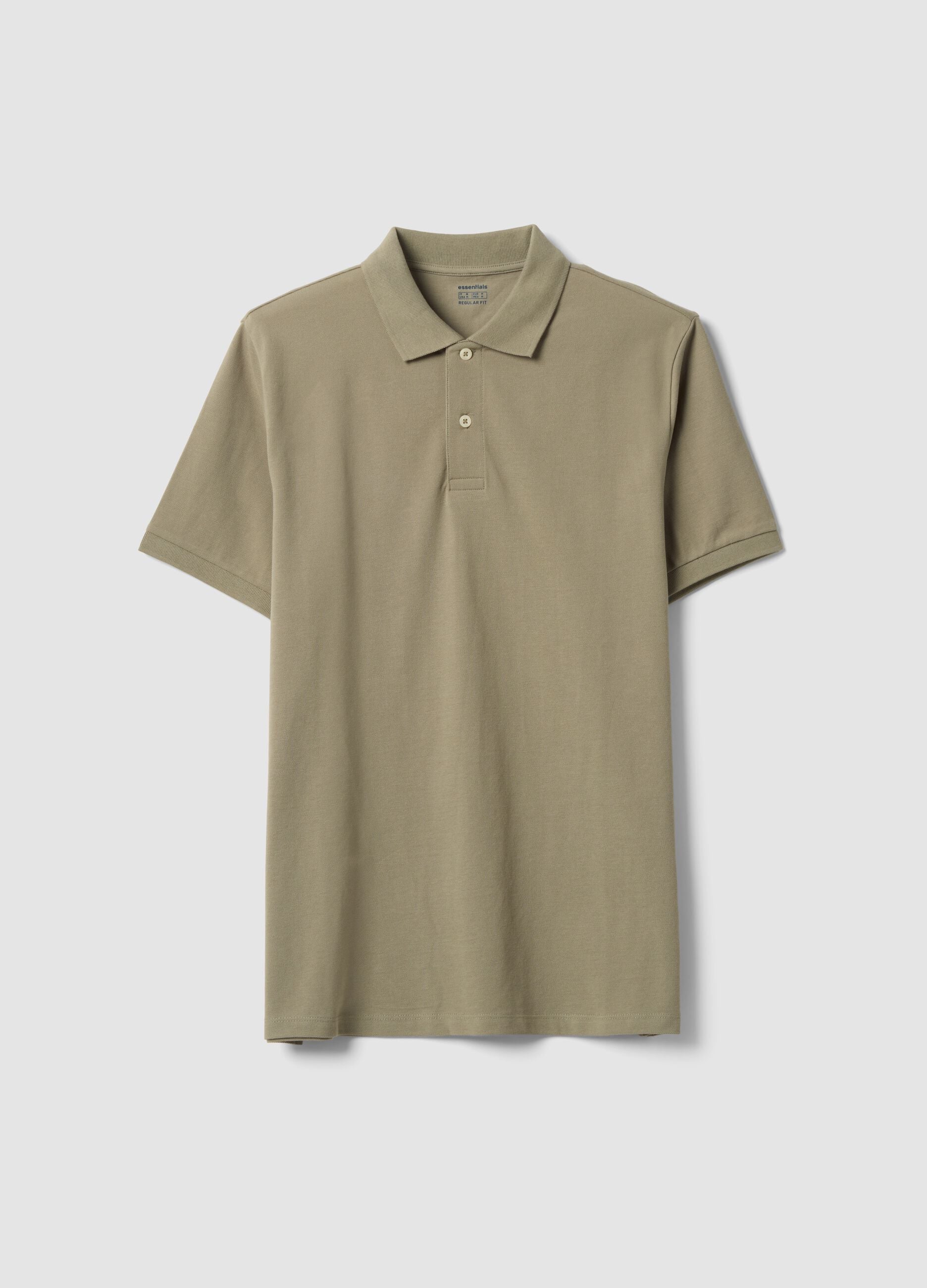 Polo verde em piqu&eacute; 100% algod&atilde;o com colarinho cl&aacute;ssico, corte regular