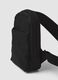 Borsa sportiva nera a tracolla con tasca frontale idrorepellente_2