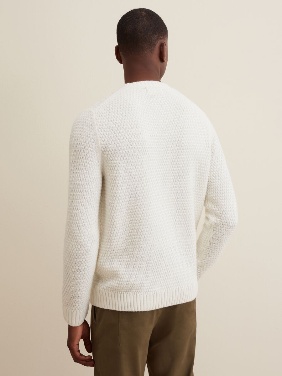 Pullover with round neck_2