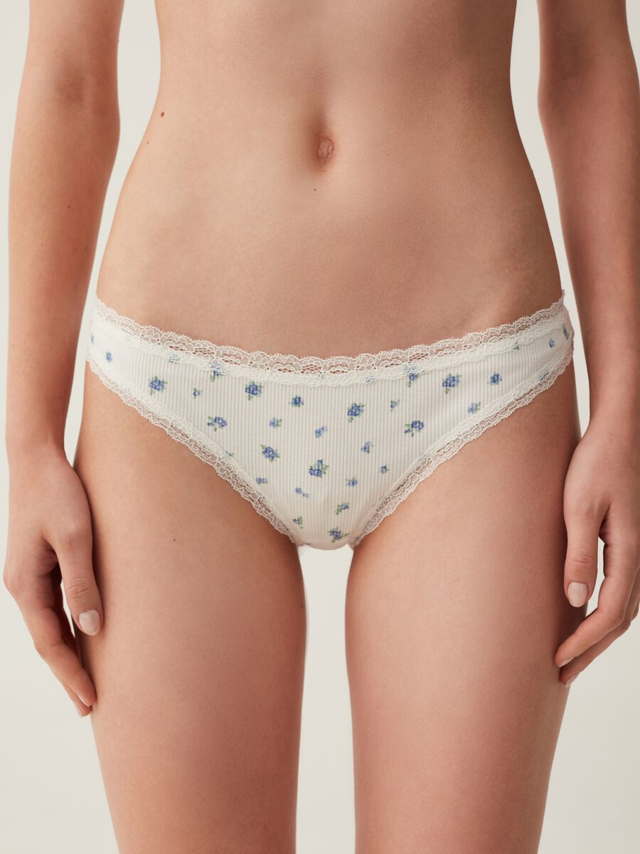 Brazilian-cut briefs with small flowers and lace edging_1